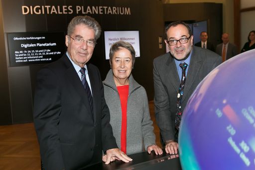  http://www.apa-fotoservice.at/galerie/5947 Im Bild
vlnr.: Dr. Heinz und Margit Fischer (Bundespräsident der Republik
Österreich) mit Univ.-Prof. Dr. Christian Köberl (Generaldirektor
des Naturhistorischen Museums Wien)