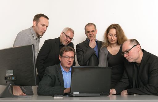  Web-Präsenz oder Print, mobile Kommunikation oder
Datensicherheit: Die sechs Spezialistinnen und Spezialisten des
R-Teams aus Wien bieten ab sofort maßgeschneiderte Dienstleistungen
für veränderungswillige Unternehmen.