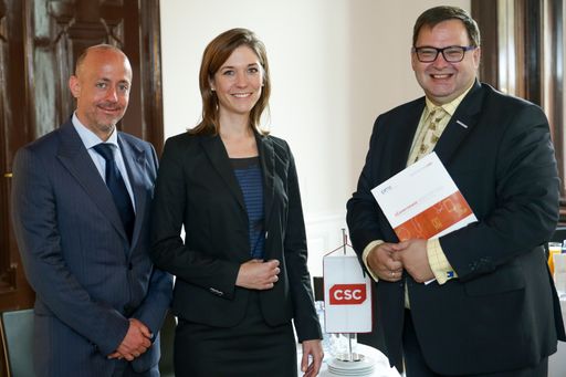 http://www.apa-fotoservice.at/galerie/5922 Im Bild
v.l.n.r.: Philipp Müller, Director Public Affairs CSC; Lena Sophie
Müller, Geschäftsführerin Initiative D21; Christian Rupp, Sprecher
Digital Österreich.