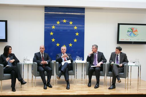  http://www.apa-fotoservice.at/galerie/5951 Im Bild
v.l.n.r.: Lisa Gadenstätter (ORF) ,Karoly Pataki
(Vorstandsvorsitzender der Trenkwalder International AG), Rudolf
Hundstorfer (Bundesminister für Arbeit, Soziales und
Konsumentenschutz), Laszlo Andor (EU-Kommissar Beschäftigung,
Soziales und Integration), Stefan Steiner (Sektionschef Sektion VIII
- Integration, BMEIA)