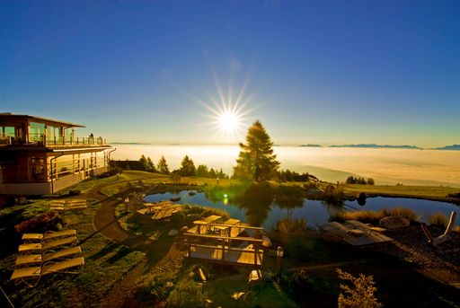 Die Magie des Ausblicks -
Cinemascope-Panoramablick in der strahlenden Herbstsonne oberhalb
des alpinen Wolkenmeers - vom Mountain Resort Feuerberg auf der
Gerlitzen Alpe.