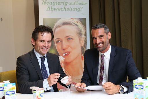  http://www.apa-fotoservice.at/galerie/5808 Im Bild
v.l.n.r.: Michael Ohlendorf (Commercial Director Alpro D-A-CH), Mag.
Thomas Schwabl (Markeagent.com)