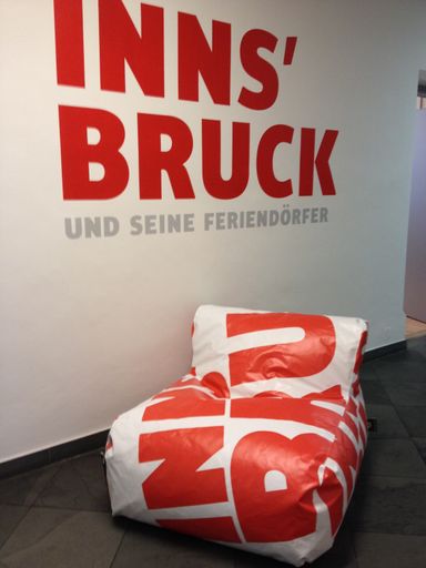 Vorschau Bild von Insbesondere auf Hotelterrassen, Almhütten, aber
auch an anderen stark frequentierten Orten wie Einkaufszentren,
Geschäftsräumen und Events sind DAZsit Möbel ein einprägsamer und
entspannter Werbeträger.