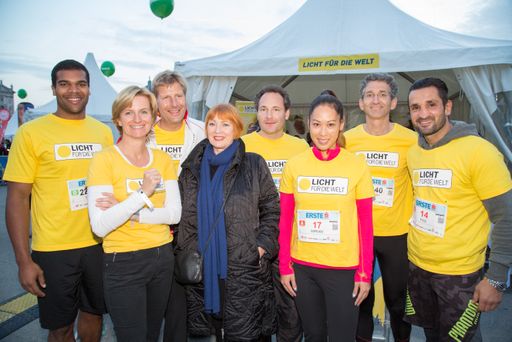 Vorschau Bild von http://www.apa-fotoservice.at/galerie/5937 19.125
mal DANKE von LICHT FÜR DIE WELT: Neuer Teilnehmerrekord beim
heutigen erste bank vienna night run. 19.125 Läuferinnen und Läufer
sind heute beim achten erste bank vienna night run an den Start
gegangen und haben die 5km lange Laufstrecke rund um den Ring
zurückgelegt. Nicht das Gewinnen stand im Vordergrund, sondern der
gute Zweck: Denn 6 Euro jedes Startgeldes fließen an LICHT FÜR DIE
WELT und in Augenlicht rettende Operationen in Afrika.