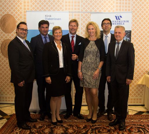 Die Eigentümervertreter Mag. Julian M. Hadschieff
und Mag. Josef Scharinger stellen die Leitung der neuen Klinik ab
Jänner 2015 vor: GF Mag. Werner Fischl, GF Dr. Robert Schütz und die
Kollegiale Führung mit Waltraud Brandstätter, Bakk., Mag. Ines
Weiher und Dr. Harald Mühlbacher.