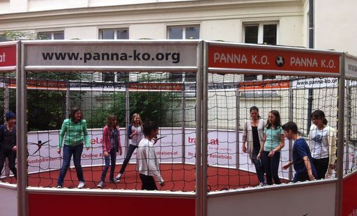  Die Panna-KO Arena im Schulhof des Gymnasiums in der Rainergasse