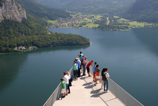 360 Meter über dem Weltkulturerbeort Hallstatt
ragt der neue Hallstatt-Skywalk 12 Meter über die Felskante hinaus.
