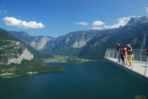 Vorschau Bild von 360 Meter über dem Weltkulturerbeort Hallstatt
ragt der neue Hallstatt-Skywalk 12 Meter über die Felskante hinaus.