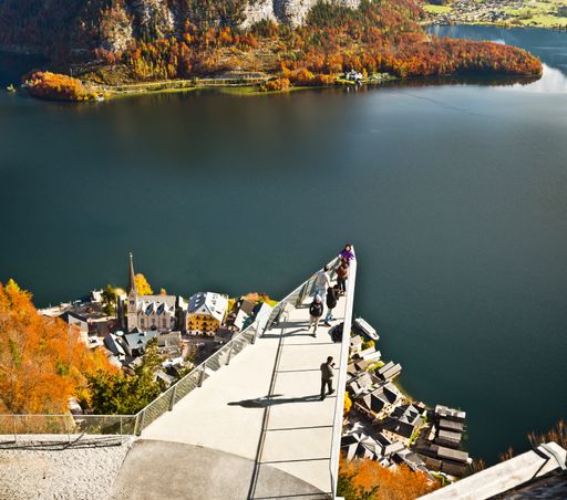 Vorschau Bild von 360 Meter über dem Weltkulturerbeort Hallstatt
ragt der neue Hallstatt-Skywalk 12 Meter über die Felskante hinaus.