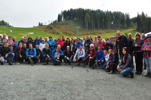 Vorschau Bild von Gemeinsam mit dem Extrembergsteiger und blind
climber Andy Holzer starteten über 100 Kärntner Selbständige den
Gesundheitstag mit einer Wanderung auf die Gerlitze.