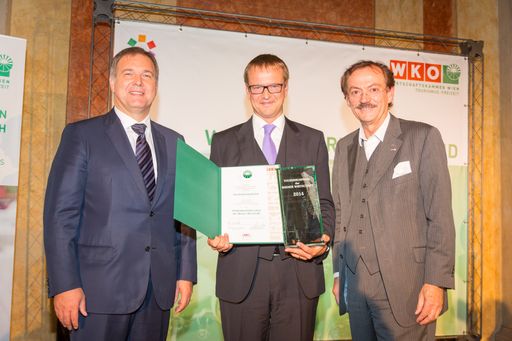Walter Ruck (Präsident der Wirtschaftskammer
Wien, links) und Josef Bitzinger (Obmann der Wiener
Tourismuswirtschaft, rechts) überreichten den Tourismuspreis 2014 an
Christoph Stadlhuber (GF Signa Holding GmbH, Mitte) für das "Goldene
Quartier"