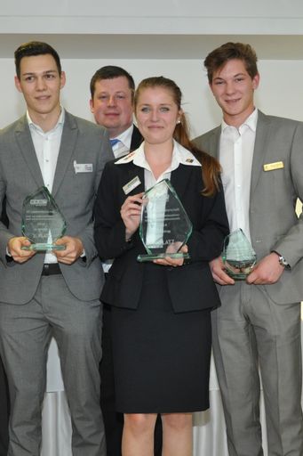 Vorschau Bild von Siegerfoto des Niederösterreichischen Lehrlingswettbewerbs mit
der erstplatzierten Stephanie Hahn, Lehrling im Seminar- und
Eventhotel Krainerhütte, in der Mitte