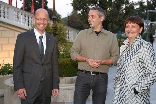  http://www.apa-fotoservice.at/galerie/5866 Im Bild
vlnr.: Mag. Wolfgang Mandl (Vorstand BKS Bank), Thomas Maurer
(Kabarettist), Mag. Dr. Herta Stockbauer (Vorstandsvorsitzende BKS
Bank)