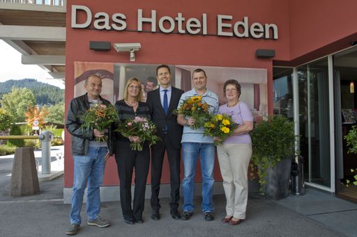 http://www.apa-fotoservice.at/galerie/5978/ Vor
zehn Jahren öffnete das Hotel Eden****Superior nach einer
Komplettrenovierung wieder seine Pforten. Nun wurden Mitarbeiter
geehrt, die von Beginn an Teil des Teams waren