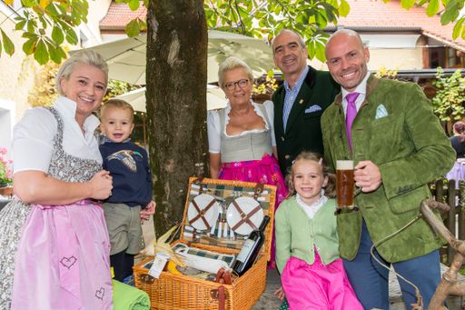  3 Generationen der Gastgeberfamilie
Hirnböck-Gmachl: Michaela mit Sohn Paul, Resi und Fritz, Katharina
und Fritz
