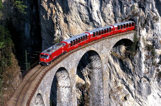 Bernina Express - Der Bernina Express überquert
den weltbekannten Landwasserviadukt. Eine Fahrt von den Gletschern
zu den Palmen.
