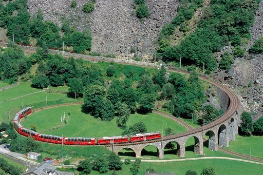 Vorschau Bild von Bernina Express - Bernina Express auf dem
bekannten Kreisviadukt bei Brusio. Eine Fahrt von den Gletschern zu
den Palmen.