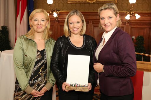 Preisträgerin Corinna Milborn (Mitte) mit
Vorstandsfrauen des Frauennetzwerk Medien, Karin Strobl (li.) und
Elisabeth Pechmann (re.)