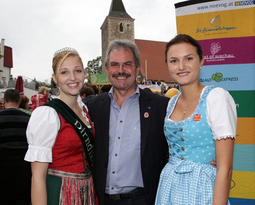 Bild zu OTS - Verkehrslandesrat Karl Wilfing auf Besuch beim
NÖVOG Stand am Dirndlkirtag. Im Bild mit Dirndlkönigin Julia
Kollermann und NÖVOG Mitarbeiterin Sandra Mayerhofer.