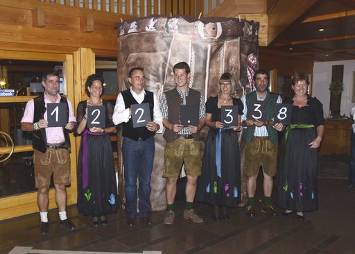  Die Veranstalterfamilien Amann, Vonier und Tschohl bei der
Verkündigung des Ergebnisses 2014.