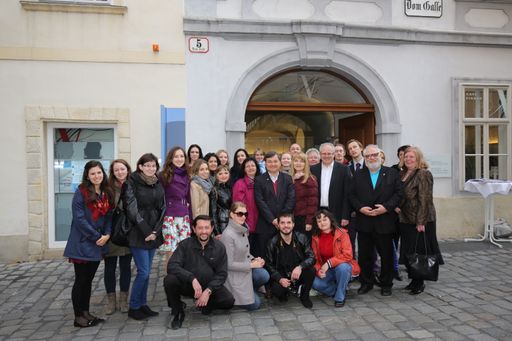 Vor dem Konzert in Wien besuchen auf Einladung des
ÖJC die Mitglieder des russischen Kammerorchester "Klassika" aus
Tscheljabinsk, Vertreter des Russischen Journalisten Verbandes und
Vorstandsmitglieder des ÖJC das Mozarthaus Vienna.