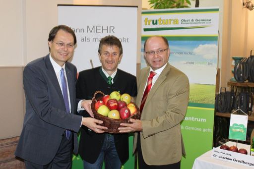 Der Steiermark Genuss Apfel, das wertvolle Juwel
aus der Oststeiermark, präsentiert sich als neuer Superstar und wird
in Zukunft die individuelle Ernährung in einem völlig neuen Licht
erstrahlen lassen", freut sich Manfred Hohensinner Geschäftsführer
der Frutura.