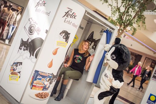 Teresa zeigt sich gelassen nach ihrer
Verfolgungsjagd: "Bei meinen Katzen muss ich immer auf der Hut sein,
die lassen sich auch so Einiges einfallen, wenn sie Aufmerksamkeit
wünschen oder hungrig sind. Mit den Tricks meiner Schlingel kenne
ich mich aus."