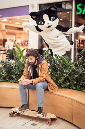 Vorschau Bild von Eraldo, selbst Katzenbesitzer, hat sein Wissen über
Katzen um ein wichtiges Detail erweitert: "Katzen sind sehr elegante
Tiere, die sich heimlich anschleichen können, ohne einen Ton von
sich zu geben. Und ich muss es ja schließlich wissen seit heute..."