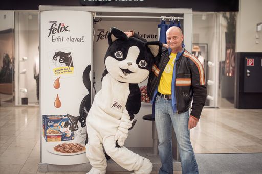 Vorschau Bild von Christian hatte es auf den Katzen-Fotoautomaten
abgesehen: "Eigentlich wollte ich nur schnell neue Passfotos machen
lassen - mit dieser witzigen Überraschung hatte ich nicht gerechnet.
Diese Passfotos würden die Beamten sicherlich auch zum Lachen
bringen."