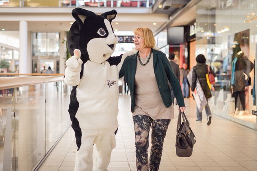 Vorschau Bild von Helga ist Katzenprofi mit einem Augenzwinkern: "Ich
habe selbst auch Katzen und da ist das Leben sehr oft wie eine
versteckte Kamera mit vielen Überraschungen."