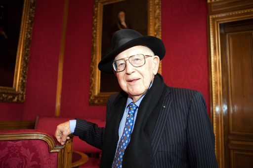 Der kroatische Erfolgsproduzent und
Holocaust-Überlebende Branko Lustig, wurde gestern vom Wiener
Bürgermeister mit dem Goldenen Rathausmann ausgezeichnet. Im Bild:
Branko Lustig im Wiener Rathaus