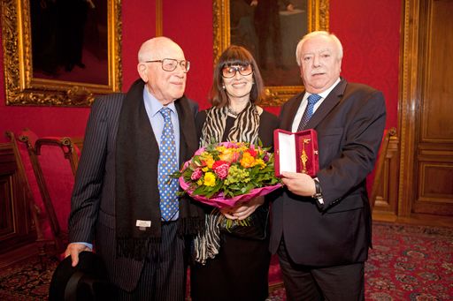 Vorschau Bild von Der kroatische Erfolgsproduzent und
Holocaust-Überlebende Branko Lustig, wurde gestern vom Wiener
Bürgermeister mit dem Goldenen Rathausmann ausgezeichnet. Im Bild:
Branko Lustig mit Ehefrau Mirjana, Bürgermeister Michael Häupl