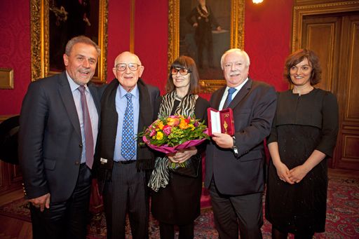 Vorschau Bild von : Der kroatische Erfolgsproduzent und
Holocaust-Überlebende Branko Lustig, wurde gestern vom Wiener
Bürgermeister mit dem Goldenen Rathausmann ausgezeichnet. Im Bild:
Zagrebs Bürgermeister Milan Bandic, Branko und Mirjana Lustig,
Bürgermeister Michael Häupl, LET'S CEE Direktorin Magdalena Zelasko