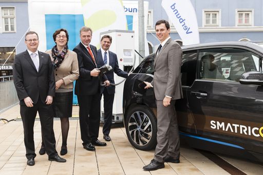  Im Bild v.l.n.r.: Michael Viktor Fischer, SMATRICS,
Theresia Vogel, Klima- und Energiefonds, Klaus Schierhackl, ASFINAG,
Wolfgang Anzengruber, VERBUND, Peter Badik, GreenWay Operator
