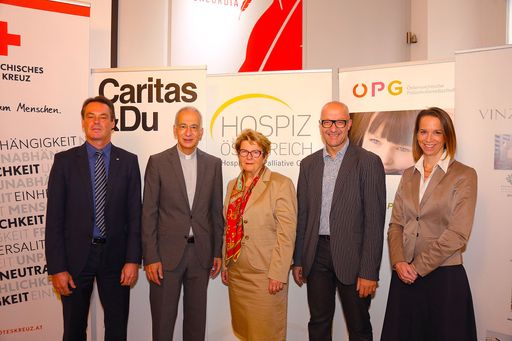 http://www.apa-fotoservice.at/galerie/5985 Im Bild
v.l.n.r.: Mag. Michael Opriesnig (ÖRK), Msgr. DDr. Michael Landau
(Caritas Österreich), Waltraud Klasnic (Dachverband Hospiz
Österreich), Dr. Harald Retschitzegger MSc (OPG), Mag.a Anna Parr
(Vinzenz Gruppe)