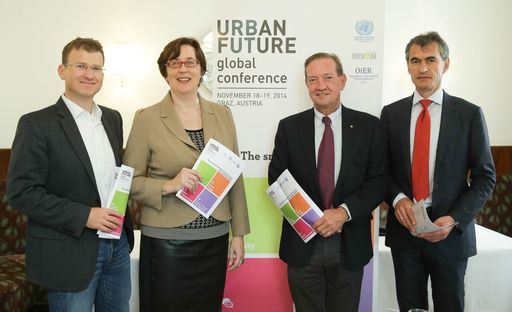 http://www.apa-fotoservice.at/galerie/5992 Im Bild
v.l.n.r.: Gerald Sutter (Programmdirektor, URBAN FUTURE Global
Conference 2014), Theresia Vogel (Geschäftsführerin Klima- und
Energiefonds), Martin Walker (Senior Director, Global Business
Policy Council, Washington), Florian Haslauer (Partner und Leiter
des Global Energy Teams, A.T. Kearney, Geschäftsführer A.T. Kearney
Österreich).