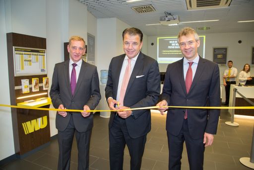 Vorschau Bild von http://www.apa-fotoservice.at/galerie/6004/
v.l.n.r.:Peter Bucher (CEO, Western Union International Bank),
Hikmet Ersek (CEO, The Western Union Company) und Christian
Hamberger (Managing Director, Western Union International Bank)