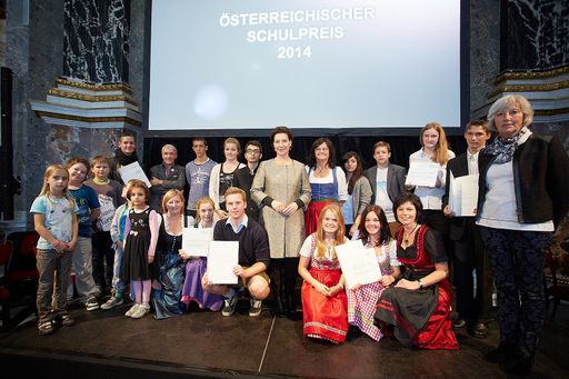 http://www.apa-fotoservice.at/galerie/5870 Im Bild
BM Heinisch-Hosek mit den GewinnerInnen des Österreichischen
Schulpreises 2014