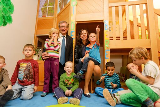 Hoher Besuch im Wiener Städtischen
Betriebskindergarten: Familienministerin Dr. Sophie Karmasin und
Mag. Robert Lasshofer, Generaldirektor Wiener Städtische, im
Betriebskindergarten der Wiener Städtischen