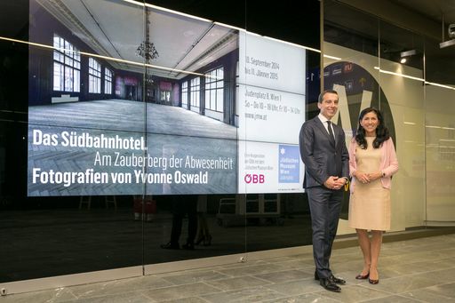 ÖBB-Chef Mag. Christian Kern und Dr. Danielle Spera vor der
Digiwall