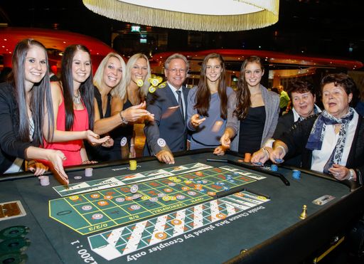 Zwillingspaare mit Casino Baden Direktor Edmund Gollubits.