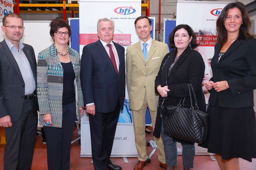 http://www.apa-fotoservice.at/galerie/6022
Festgäste bei der Feier 5 Jahre Jugendwerkstatt: Franz-Josef
Lackinger, BFI Wien, Petra Draxl, AMS Wien, Minister Rudolf
Hundstorfer, Thomas Schmidt, WIFI Wien, Barbara Schieder, WIFI Wien,
Valerie Höllinger, BFI Wien (v.li.)