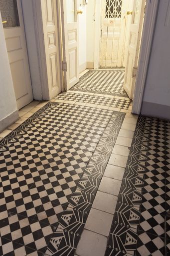 Vorschau Bild von Brüder Schwadron, Bodenfliesen in einem Stiegenhaus
am Max-Winter-Platz, 1020 Wien