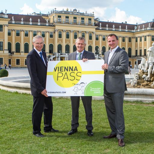 Vorschau Bild von Mag. (FH) Paul Blaguss, Wilhelm Böhm und Dr.
Franz Sattlecker mit dem Vienna Pass.