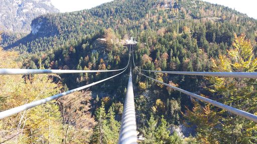 Die highline179 nähert sich der baulichen
Vollendung, vier Tragseile sind gespannt und die Eröffnung rückt in
greifbare Nähe. Der Rekordantrag beim Guinness Buch der Rekorde ist
eingereicht, damit sind alle Weichen für eine einmalige touristische
Attraktion in der Naturparkregion Reutte gestellt.