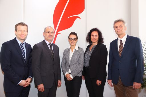 v.l.n.r.: DDr. Paul Eiselsberg (IMAS Marktforschung), Mag. Hanns
Kratzer (PERI Consulting), Mag. Ilse Weiß (Diaetologin und
Gesundscheitswissenschafterin), Ing. Evelyn Gross
(Jugend-Beauftragte der ÖMCCV sowie Zweigstellenleiterin der
Steiermark und EFCCA-Beauftragte) und Univ.-Prof. DI Dr. Harald
Vogelsang (Präsident darm plus / Universitätsklinik für Innere
Medizin III, Abteilung für Gastroenterologie und Hepatologie, AKH
Wien, MedUni Wien).