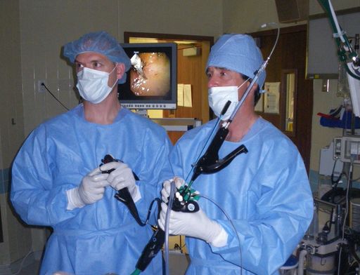 Vorschau Bild von Univ.Doz.Dr. Karl Miller (links im Bild) führt den POSE Eingriff
im KH Hallein durch