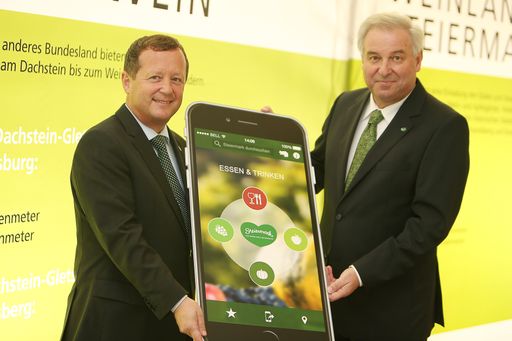 Landeshauptmann-Stv. Hermann Schützenhöfer (re) und Erich
Neuhold, GF von Steiermark Tourismus, mit neuer Kulinarium-App beim
1. Treffpunkt Tourismus. BILD zu TP/OTS -
