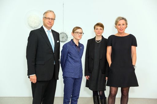 Die Künstlerin vor zwei der fünf angekauften Werke