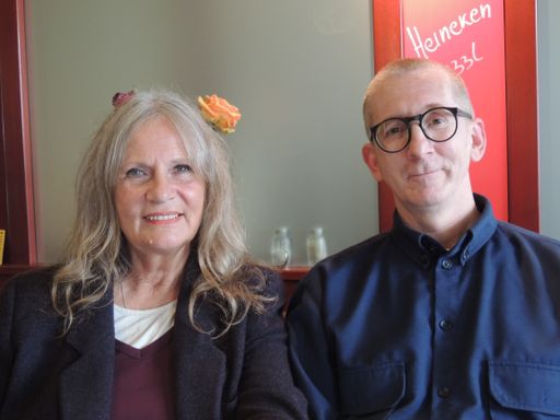 Vorschau Bild von Ballorganisatorin Brigitte Martzak mit Günther
Paal, seines Zeichens "Gunkl"